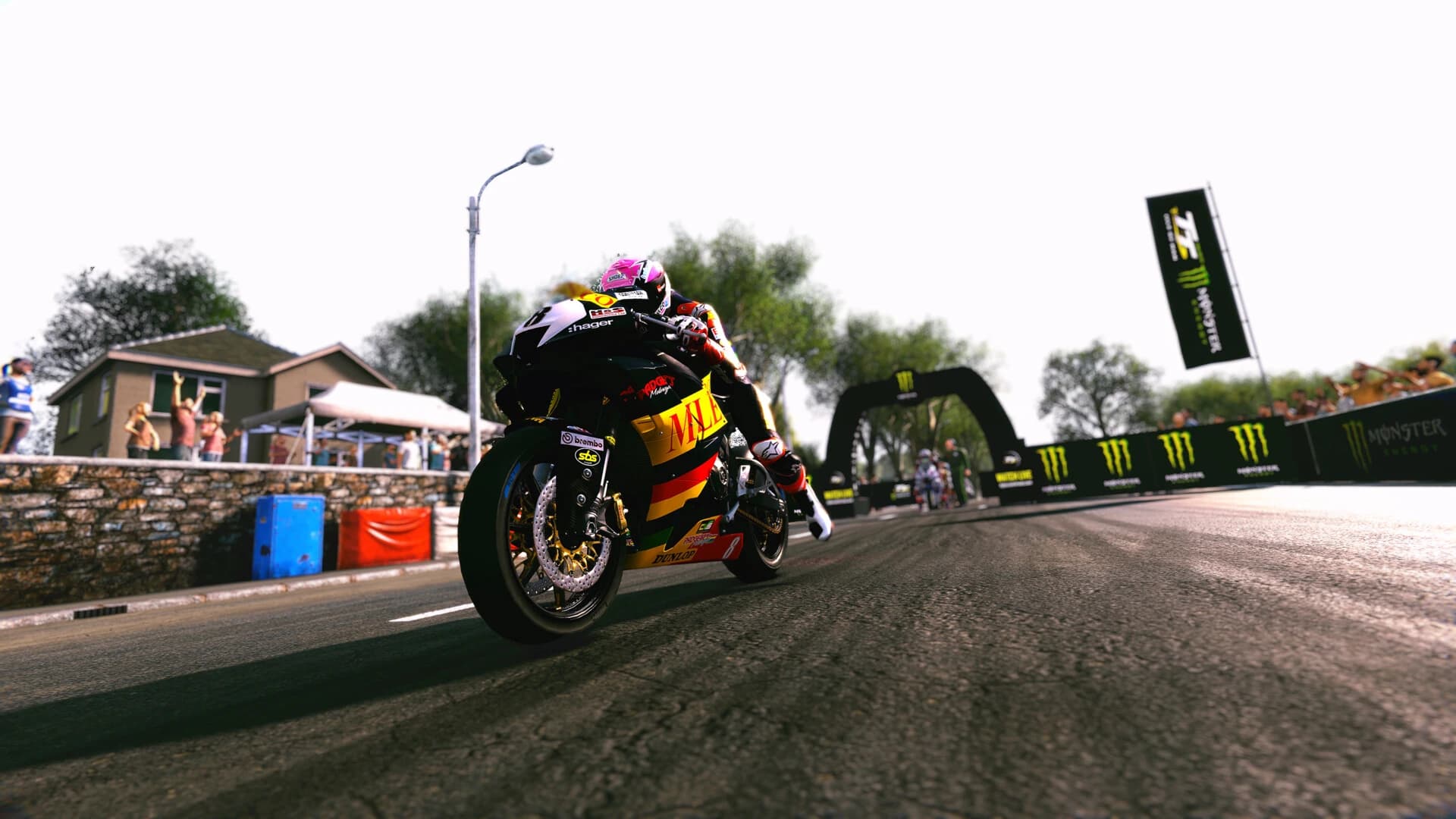 https://media.imgcdn.org/repo/2023/11/tt-isle-of-man-ride-on-the-edge-3-racing-fan-edition/6552047a2dc88-tt-isle-of-man-ride-on-the-edge-3-screenshot1.webp